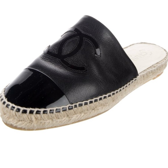 Channel leather and patent leather slides - Picture 2 of 5